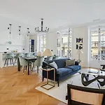 Appartement De Luxe Avec Vue Sur La Tour Eiffel A Paris